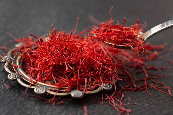 Saffron là gì? 6 cách để nhận biết Saffron thật