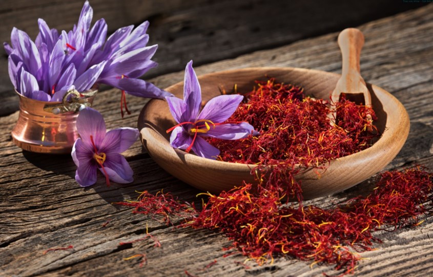 Mật ong ngâm saffron có tác dụng gì? Lợi ích bất ngờ và cách dùng đúng